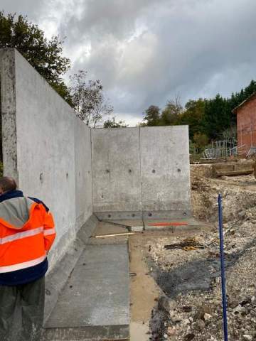 Pose de mur de soutènement